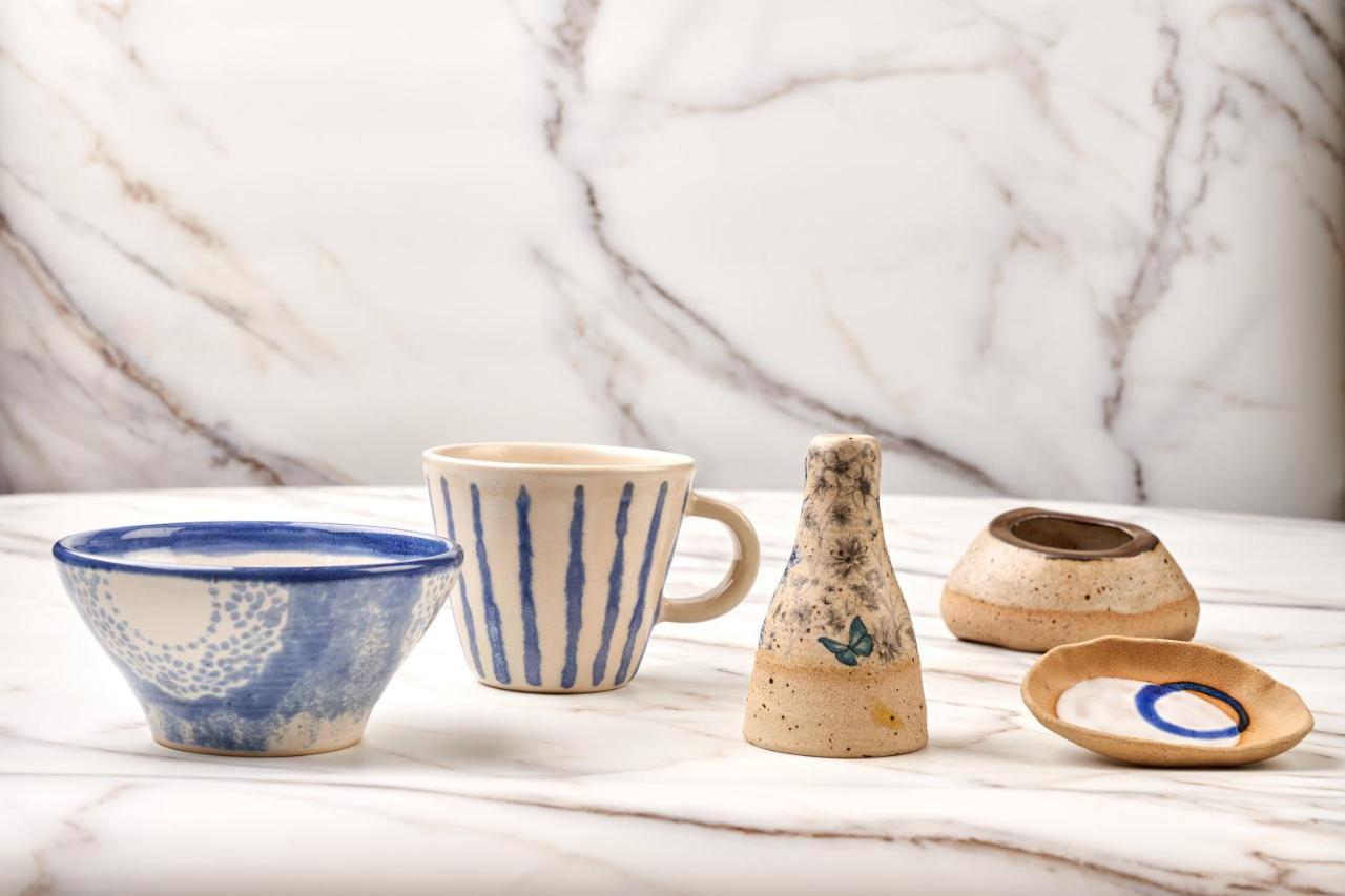 Hong Kong Gold Coast Hotel Eksteriør bilde Ceramic tableware