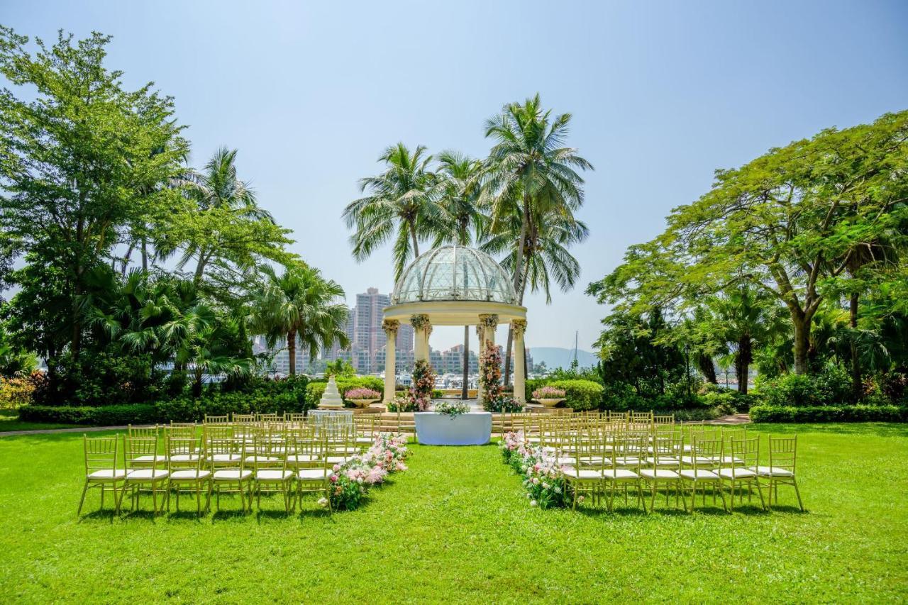 Hong Kong Gold Coast Hotel Eksteriør bilde The lawn at the Hong Kong Club