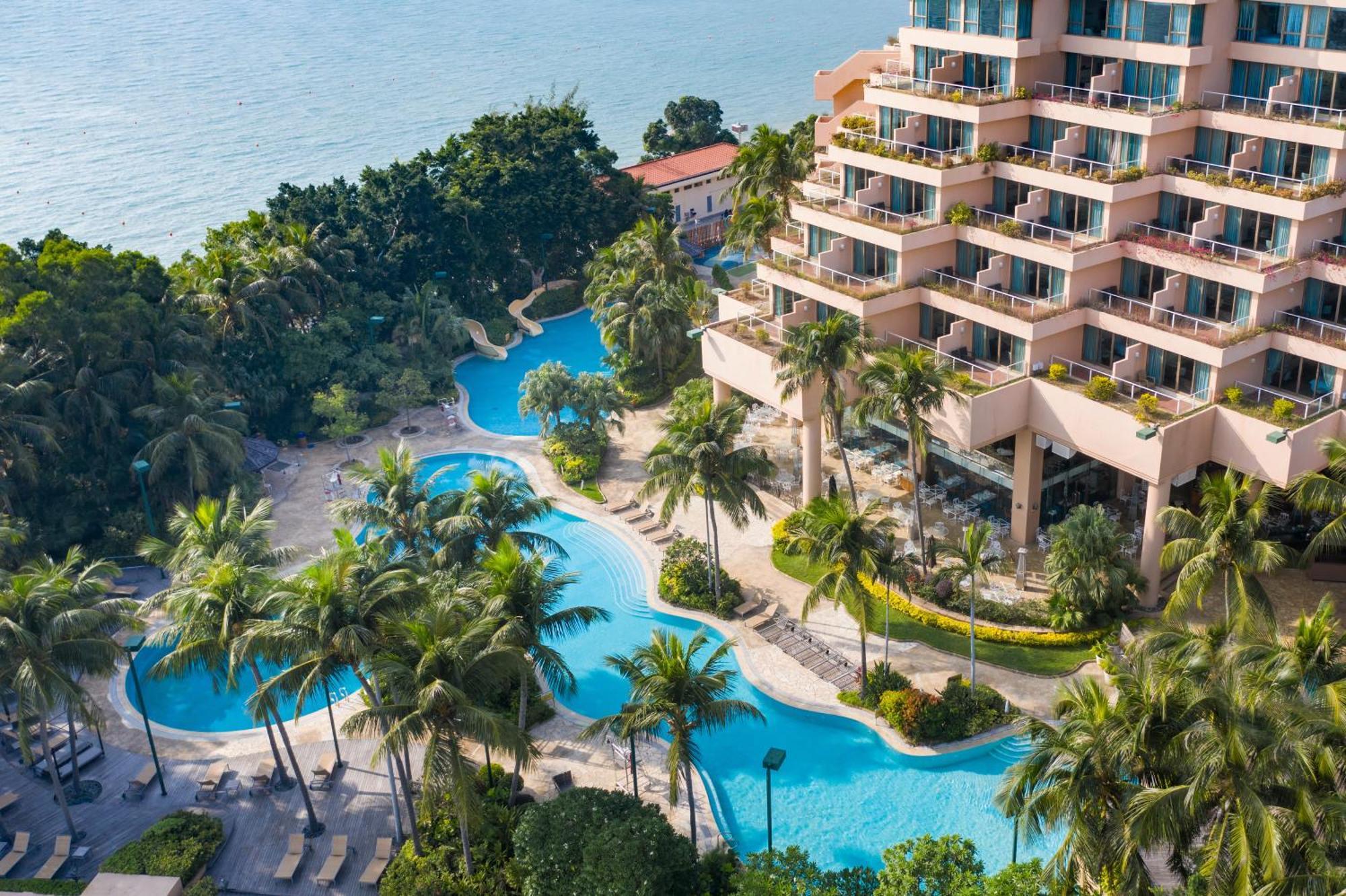 Hong Kong Gold Coast Hotel Eksteriør bilde The swimming pool at Shangri-La Tanjung Rhu