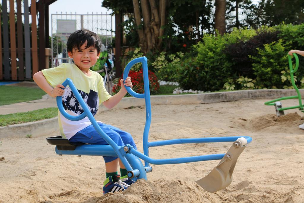 Hong Kong Gold Coast Hotel Eksteriør bilde A child playing with a sandbox digger